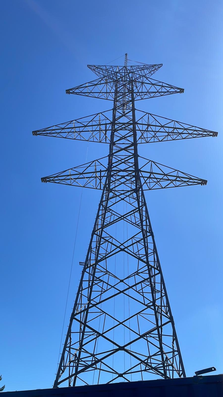 Ukończony słup przelotowy linii 400 kV