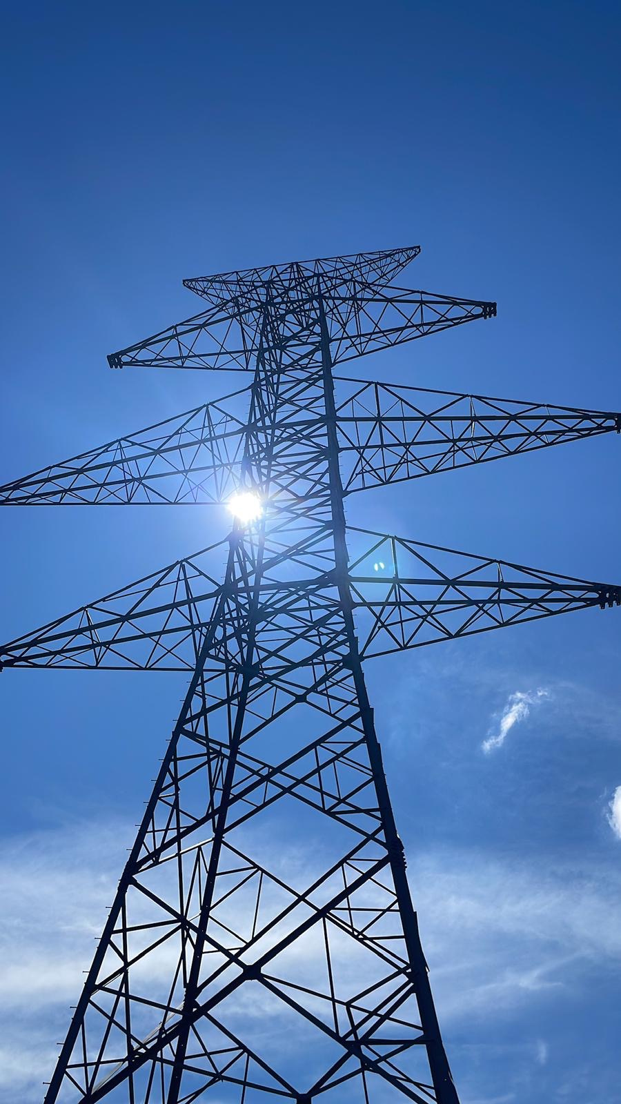 Konstrukcja stalowa linii 400 kV pod słońce