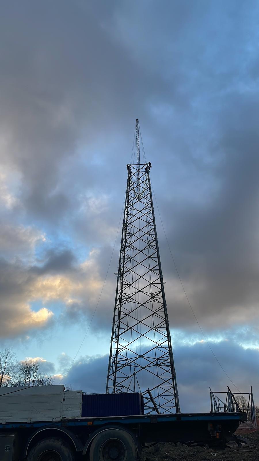 Montaż konstrukcji stalowej metodą Derrick o zmierzchu