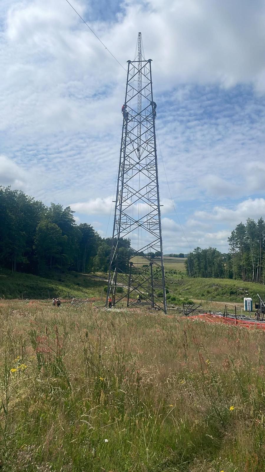 Montaż słupa energetycznego metodą Derrick