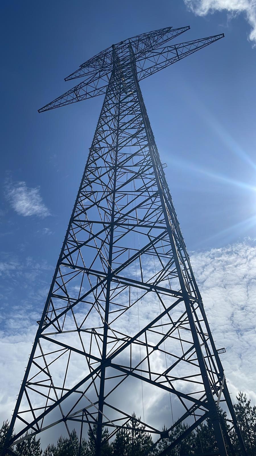 Słup kratowy linii 400 kV zmontowany przez ELMONT-JAN